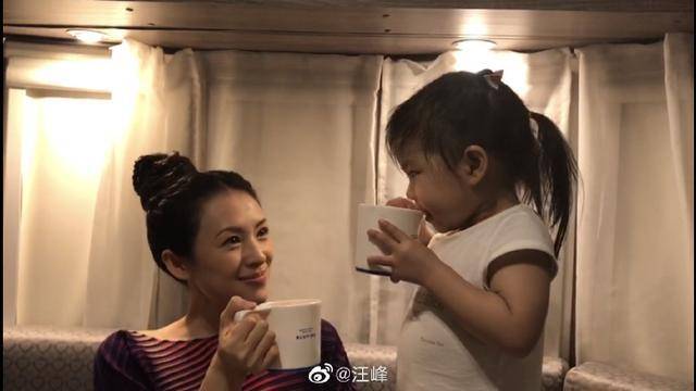 汪峰晒全家陪章子怡拍戏,在角落为醒醒搭游戏