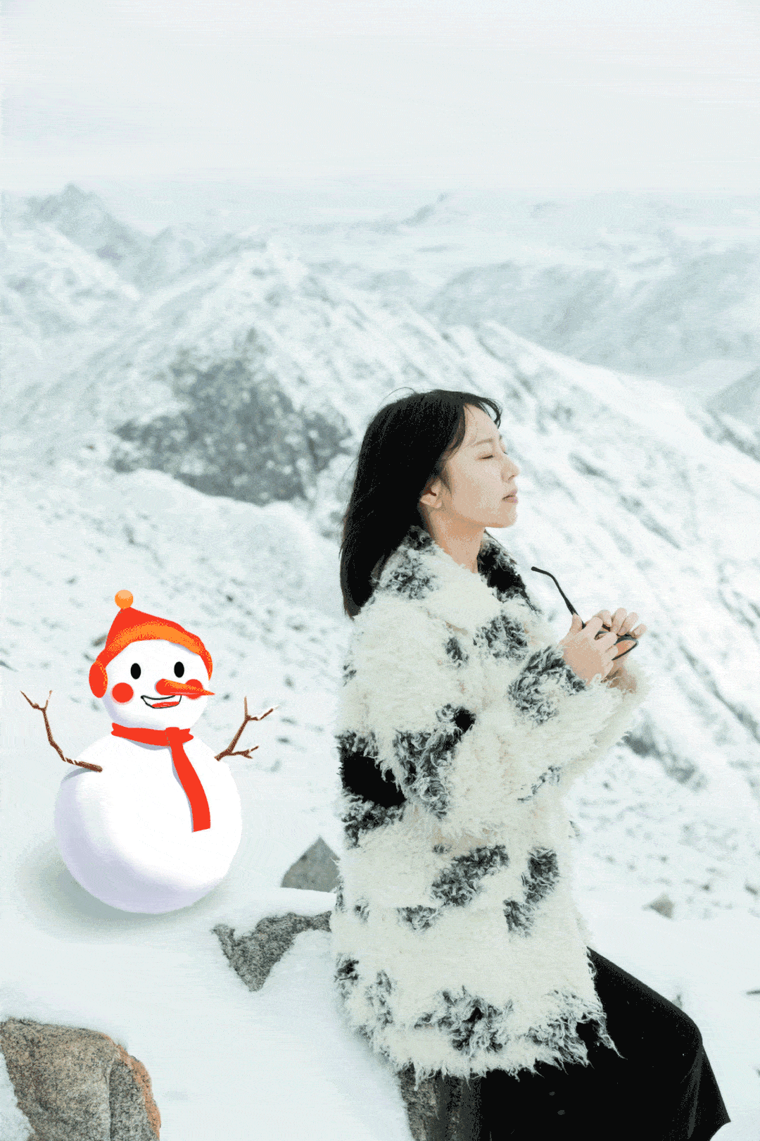 滑雪啦~~ 看我比旁边的小哥哥还会滑呢 嘻嘻 快来这里一起开心地玩雪