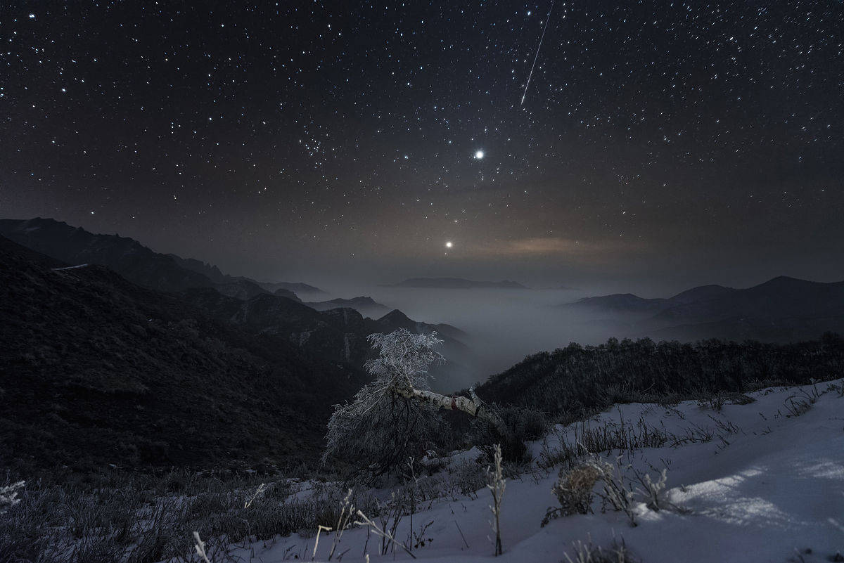 寒冷的冬夜太漫长 天上的星星倦了也睡了 多少人在黑暗中迷失了道路