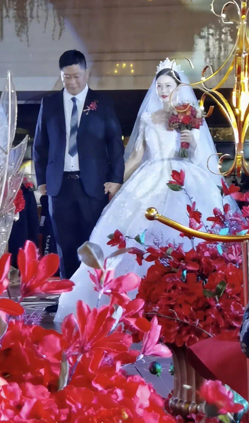 赵本山徒弟晒小12岁娇妻大孕肚，四肢纤细美艳，