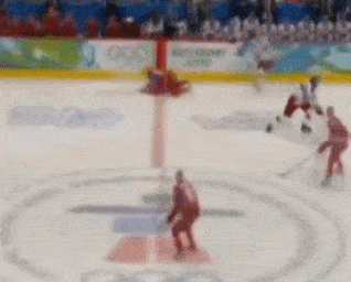 热门搞笑gif动图第909期:一不小心走错剧场了?这不是我想看的