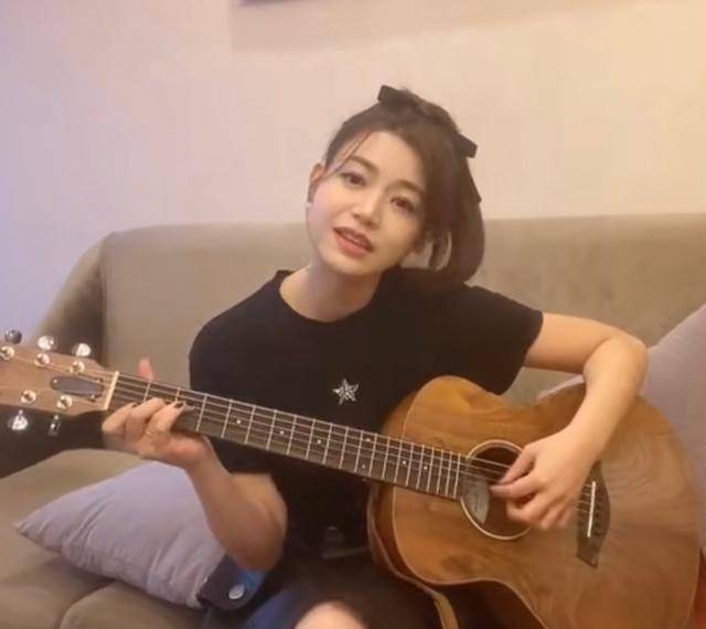 37岁陈妍希现身长沙，衣着单薄冻得直抖，孕后瘦