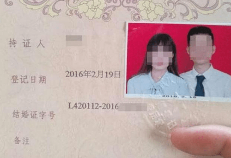 原创夫妻俩"罕见结婚证"走红,看到两人名字后,网友:简直天生一对