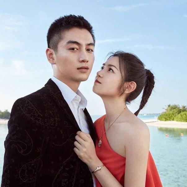 37岁陈妍希现身长沙，衣着单薄冻得直抖，孕后瘦