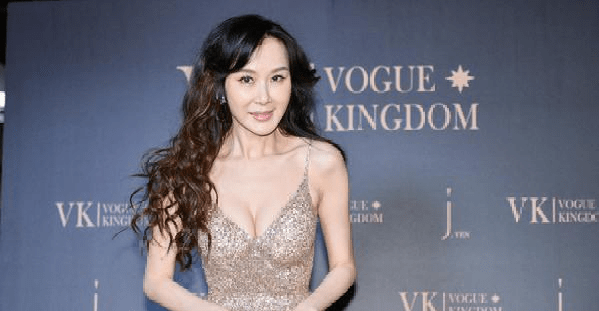 原创萧蔷罕见露面,穿吊带52岁身材不输李小冉,手却被修成"鸡爪"