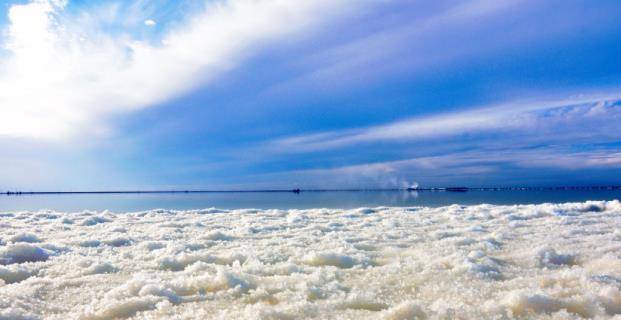 被誉为中国版“死海”，面积5856平方公里，离茶卡盐湖不远