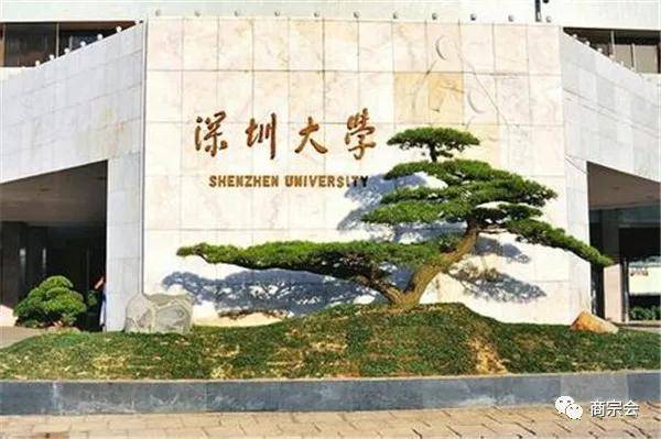 程，顺利考上深圳大学，通过半工半读拿到自己的大学本科英语学士学位。筱筱：当初是什么原因让你放弃外企人