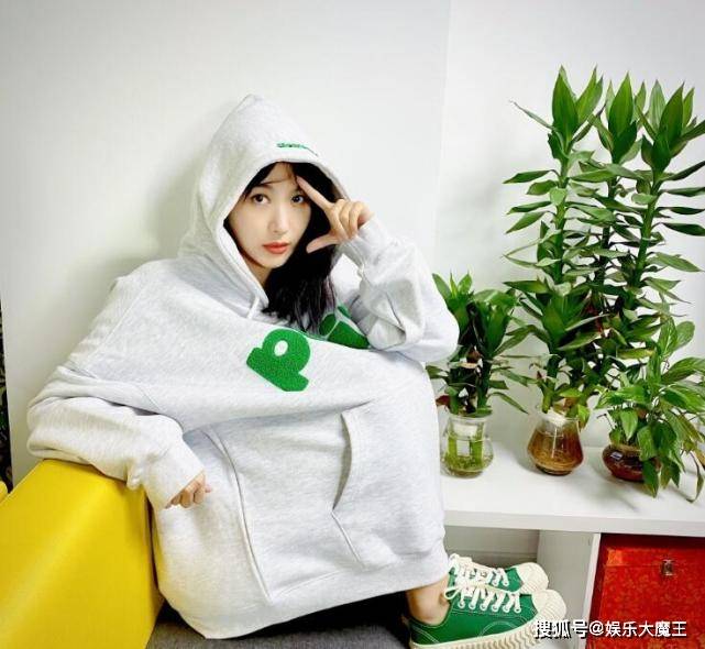 继微博评论被沦陷后，李菲儿广场半夜又被屠，
