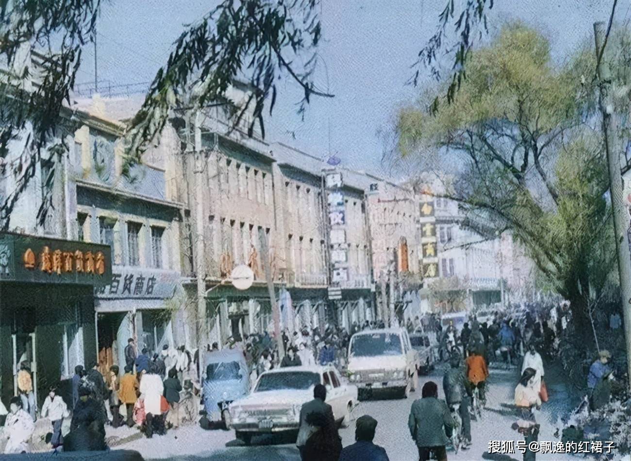 80年代长春大马路一带的城市街景,当年这一带店铺林立,道路上车辆人往