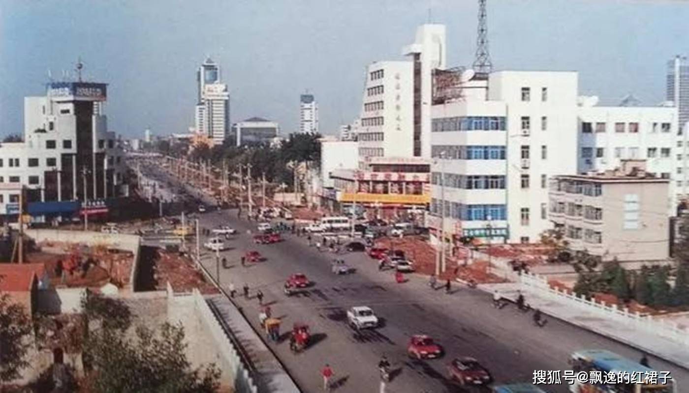 老照片80年代的山东潍坊东风大街百货大楼潍坊影院