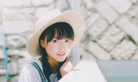 后来就是男孩表白了,说两人能不能试着交往看看,而小丽兴奋不已,男孩