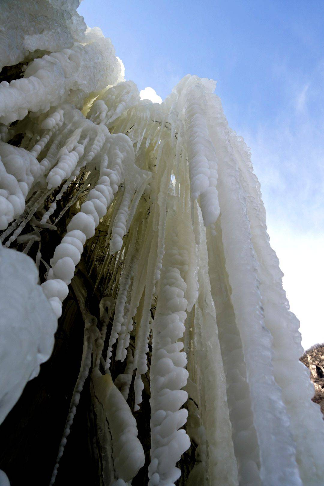 天龙池晶莹透亮的冰挂美景，成为各地游客和抖音达人热门打卡地