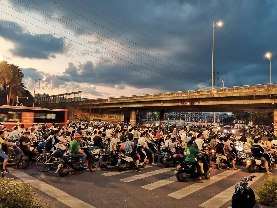 电瓶车保有量约300万辆,据不完全统计,2019年全南宁户籍人口781.