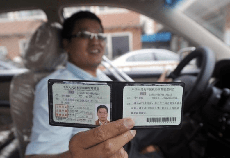 为什么说驾驶证不能放在车内老司机说出理由车主终于明白了
