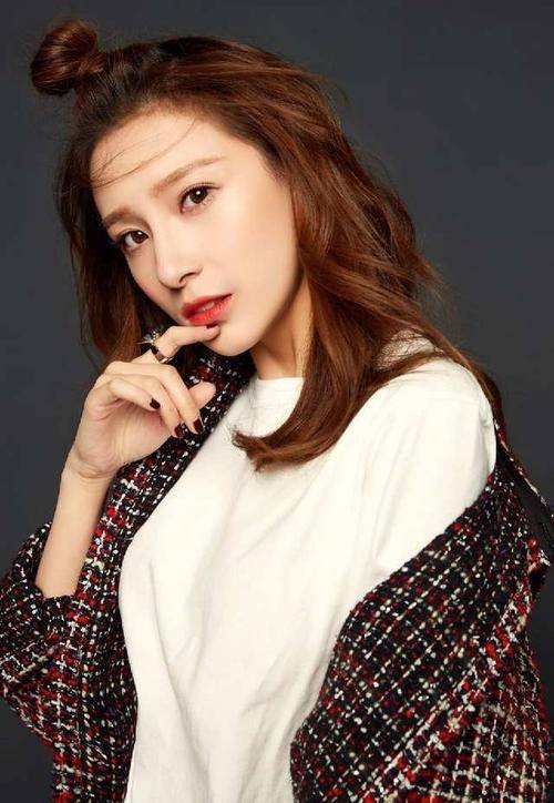 她是央视美女主持,走秀衣带不慎滑落,淡定走完全程:谁