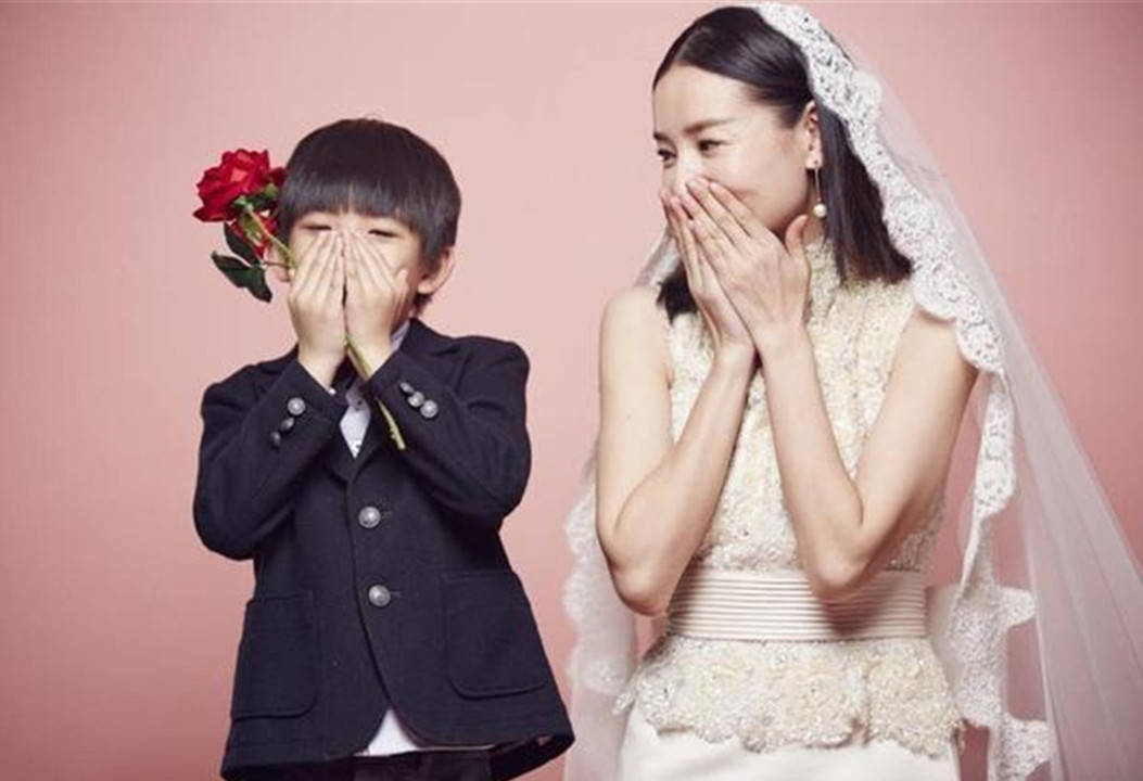 原创董洁把亲子照拍成"婚纱照",举动过于亲密,儿大避母的道理要懂