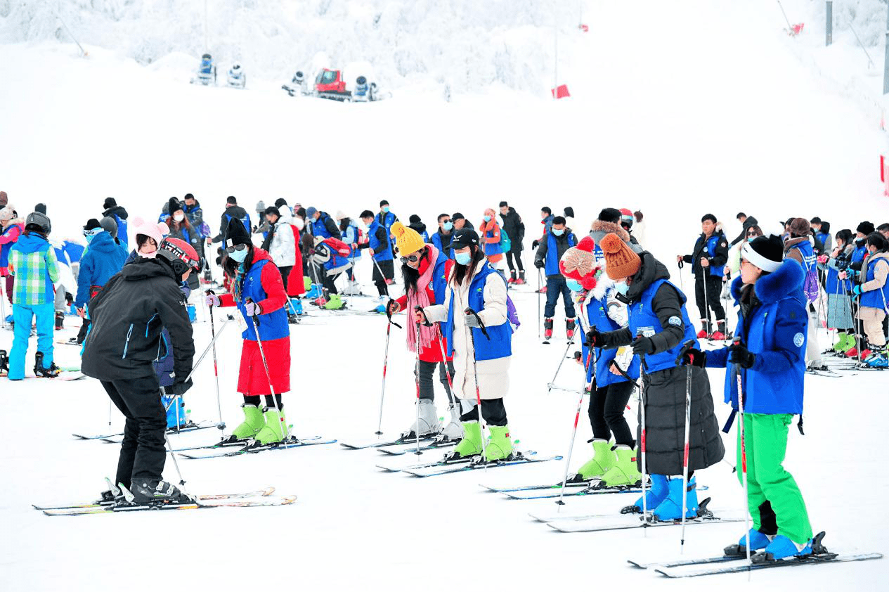 快乐冰雪"数百位冰雪运动爱好者齐聚西岭雪山_活动