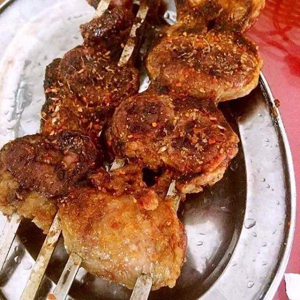 烤腰子,即烤羊腰子,是新疆人最为普知的补肾佳品了,在忙碌的烤肉摊子