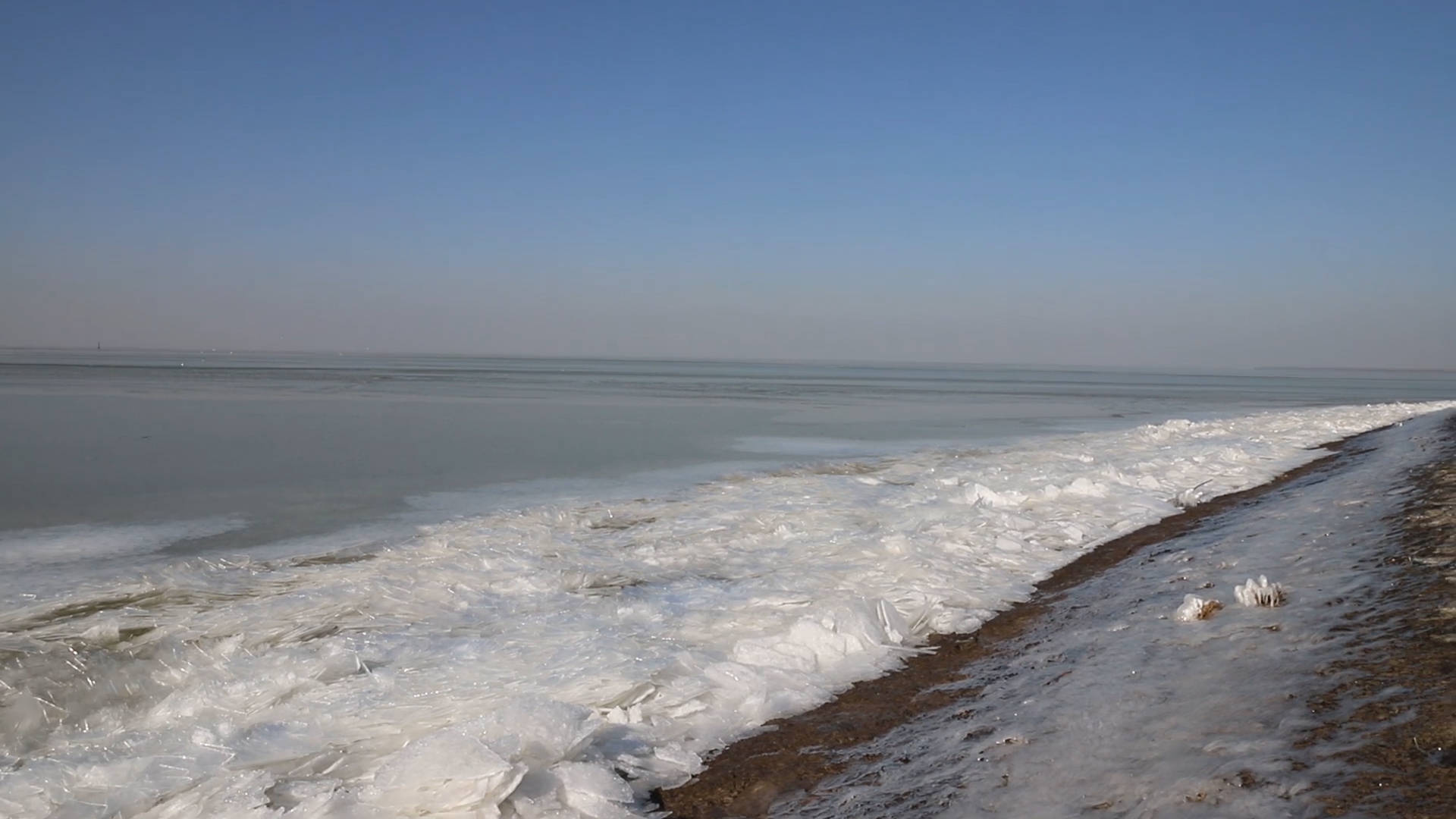 洪泽湖出现罕见的大面积冰冻，游客：四五十年没见过的景象