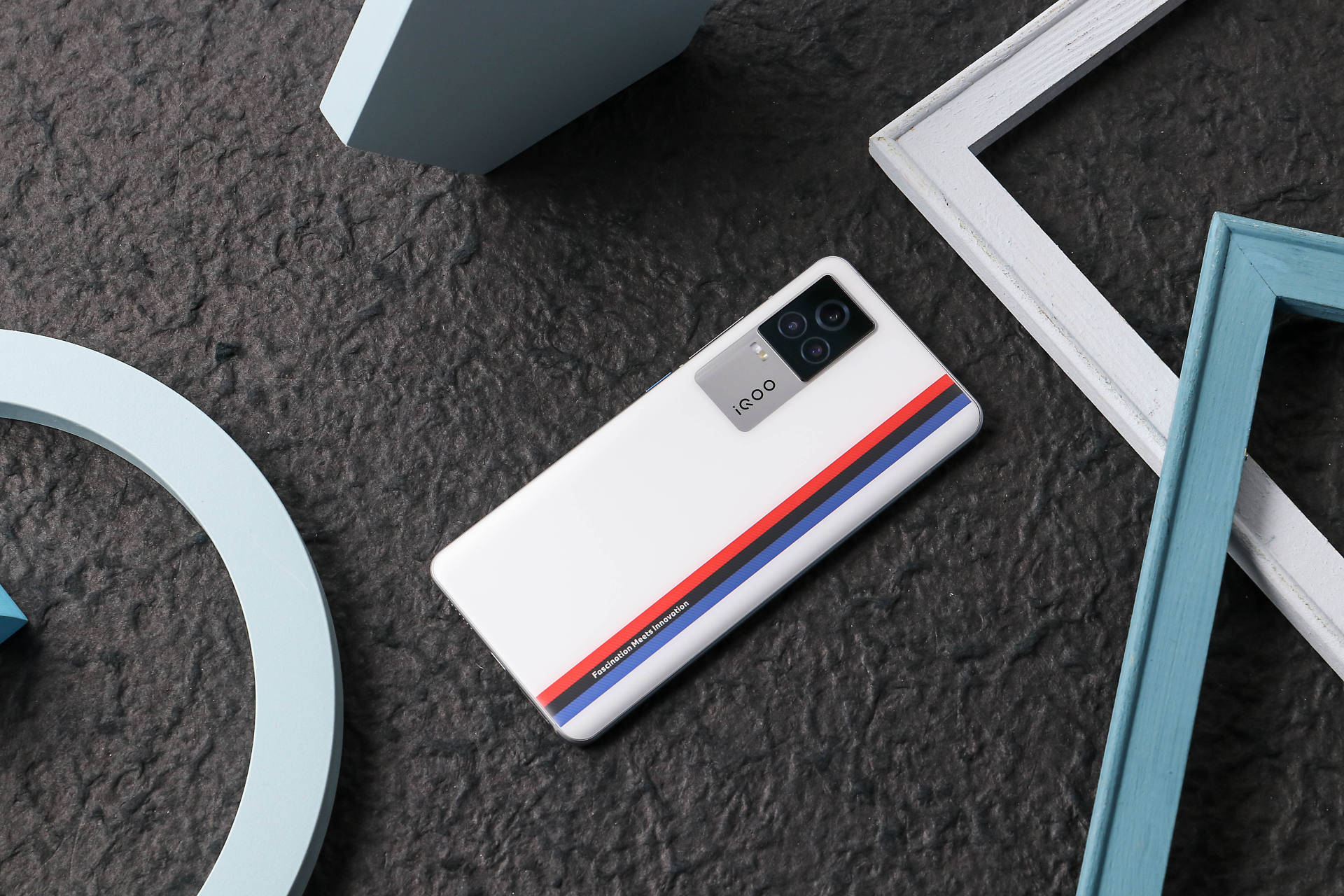 14分钟满电!iQOO 7惊艳登场,刷新手机充电新速度