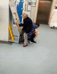 原创搞笑gif段子:编辑哥们,你打乒乓球的姿势好特别