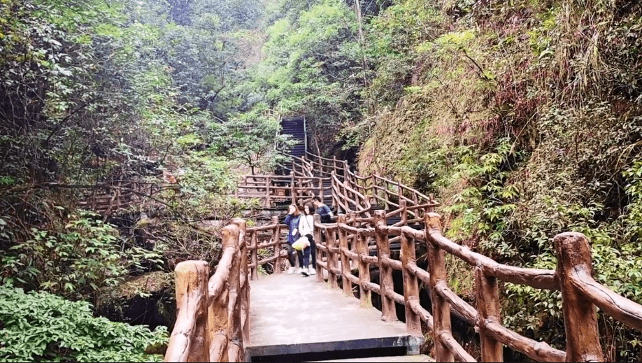 湖南郴州新建猴王寨,绿水青山瀑布成片,不见古寨不见猴