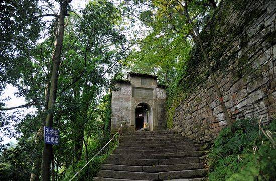 安顺平坝深山古庙宇，地处绝壁屹立百年不倒，怎么建成至今是谜