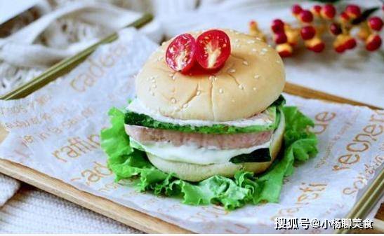 原来一根黄瓜和一块午餐肉,做成一个小汉堡,味道并不比餐馆的差