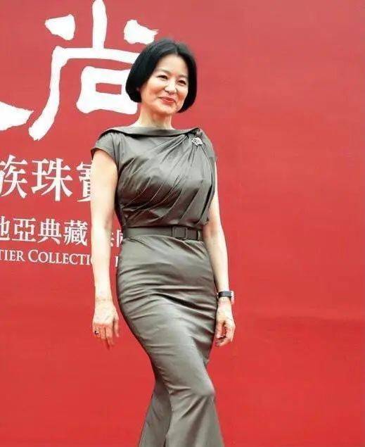 原创66岁林青霞够厉害,穿紧身"褶皱裙"线条感完美,身材气质双绝!