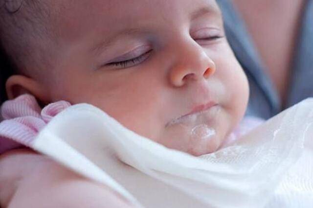 【新生儿吐奶】新生儿吐奶是什么原因_新生儿吐奶怎么办_怎样预防新生儿吐奶