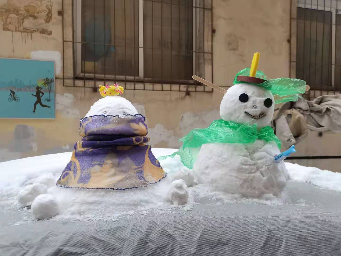 北方城市下雪了众民开始比赛堆雪人太惊喜了