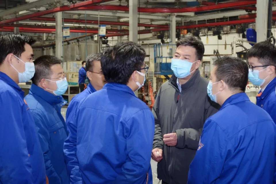 严建波董事长在生产一线进行了深入的调研和指导工作