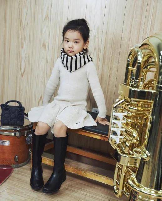 董璇的女儿和潘粤明的儿子,是内娱星二代最强的两张脸吧