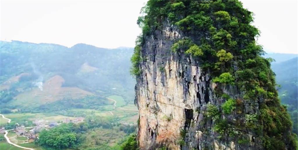 原创广西有一座石头山,四周都是绝壁没有路,山顶上却有人工痕迹