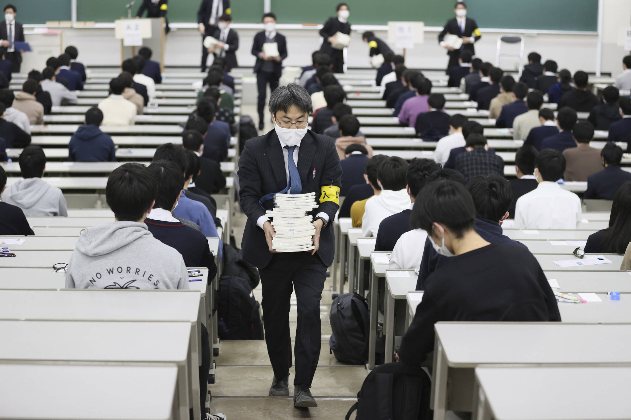 日本高考开考:考生必须戴口罩,间隔一米落座