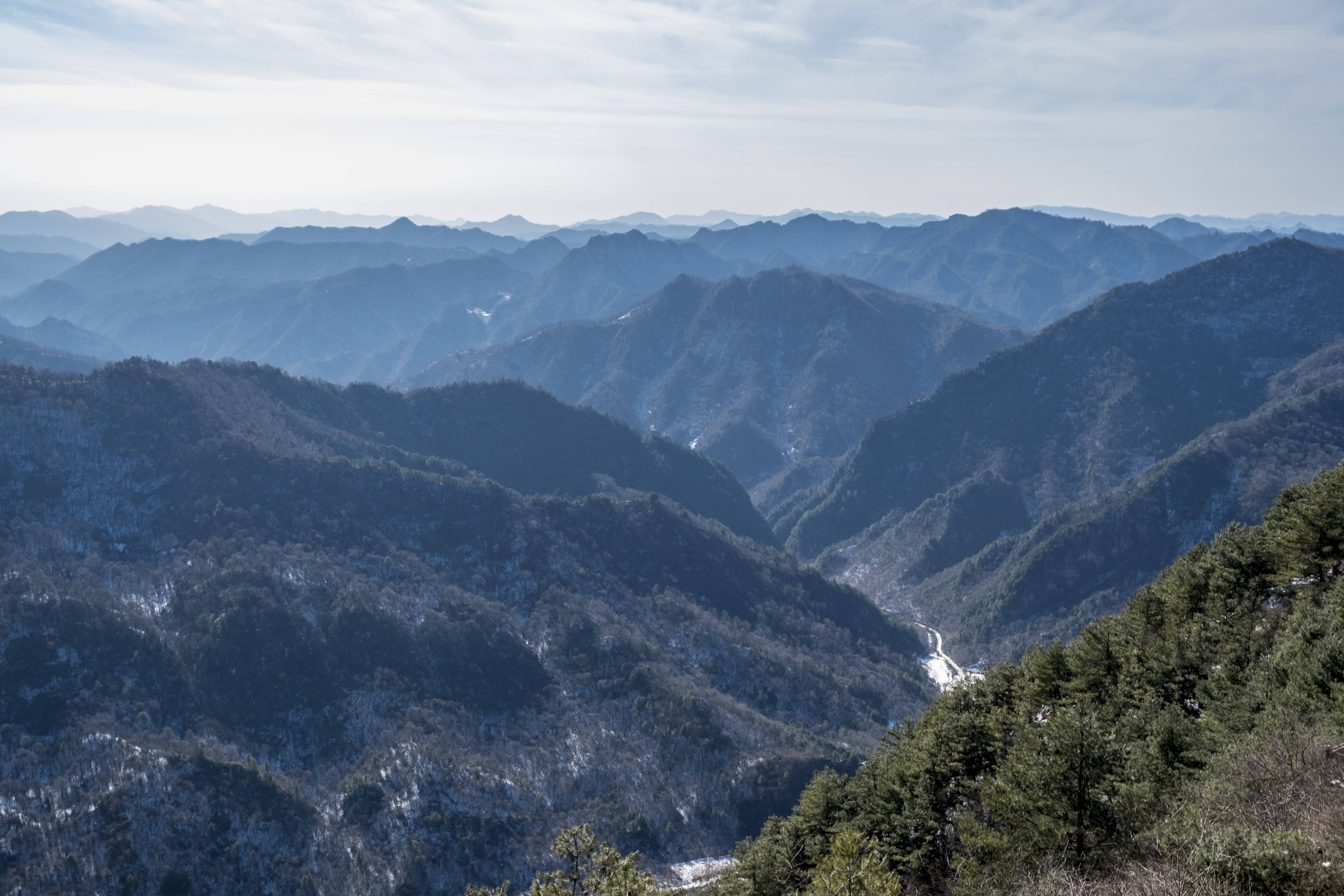 实拍秦岭紫柏山,登顶之后能看到上百座山峰,还有一堆陨石坑奇观_留坝