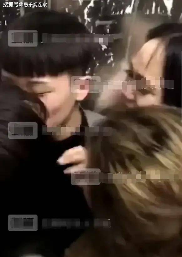刘怡潼和3名女子接吻照曝光,早前遭爱豆大骂,疑与其有