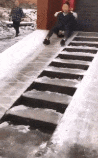 搞笑段子gif趣图:你这就过分了,都已经吃了几只鸡翅了