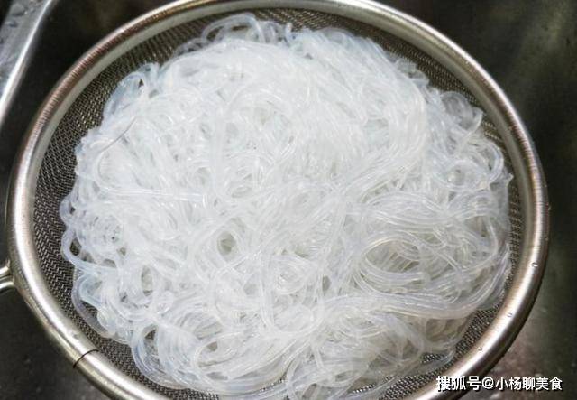 第四步:大约十五分钟之后把泡过的粉丝捞出来,用漏勺把水控干.