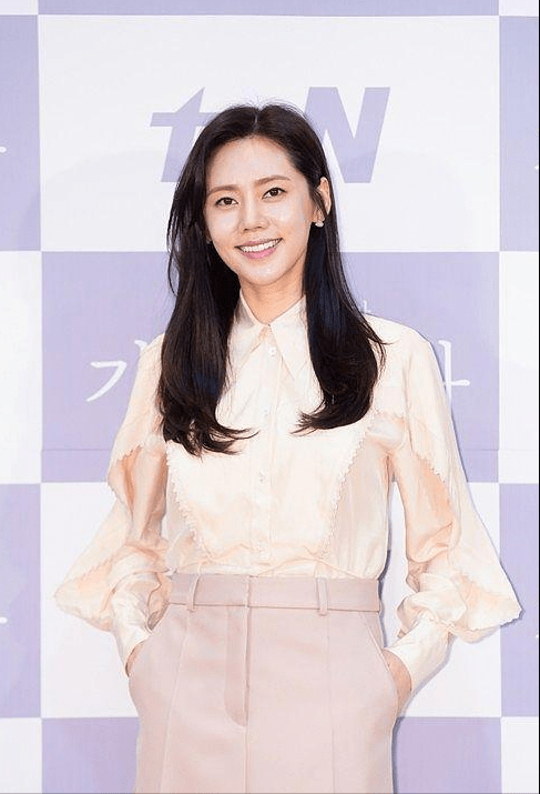 秋瓷炫真挺显"小",42岁不输18岁女生素颜,于晓光真是捡到宝了