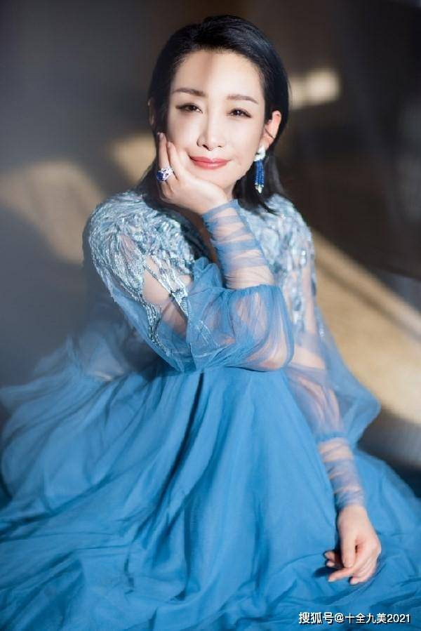 论年度实力演员秦海璐,她的美,是由内而外的