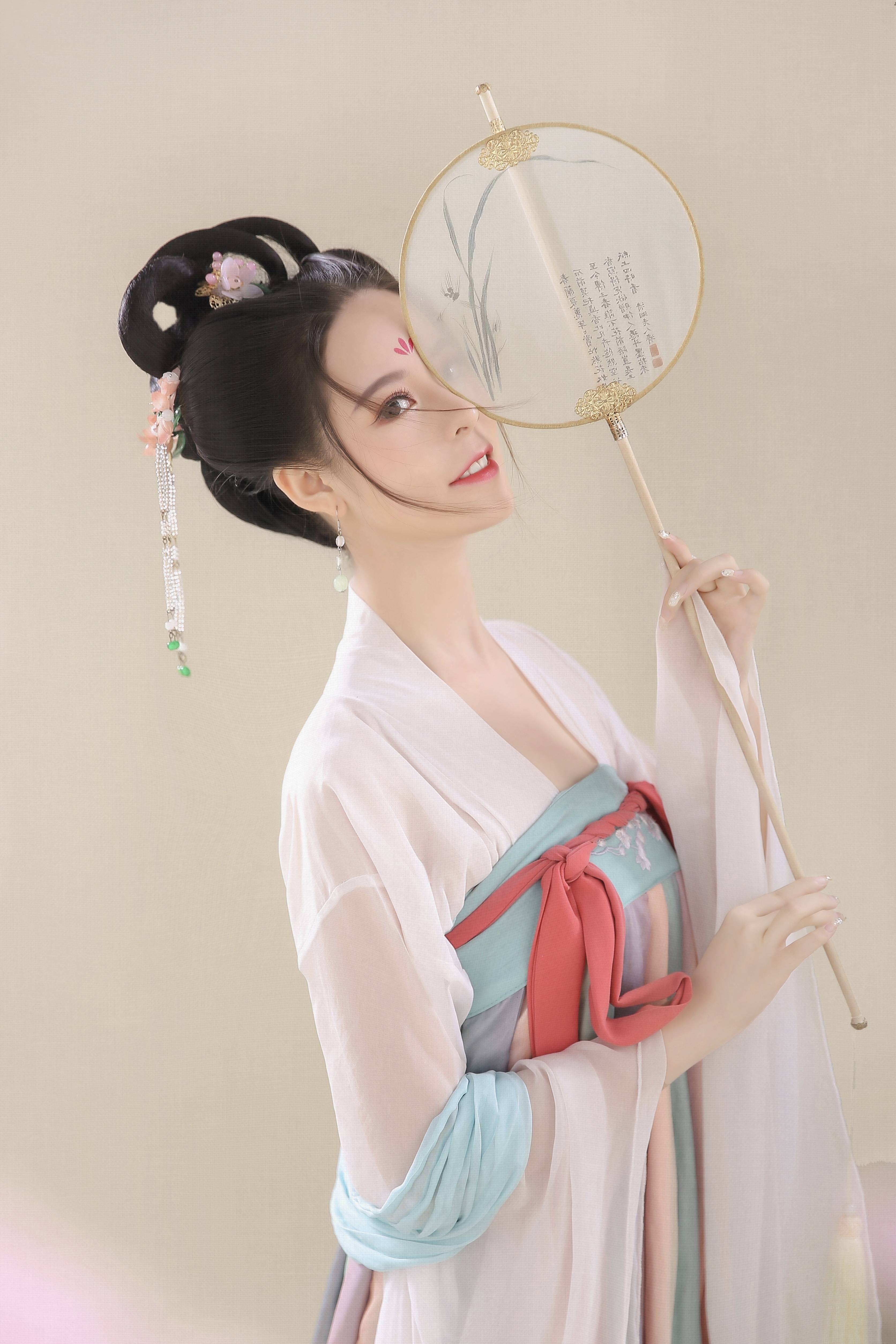 张艺璇展现自信的美,靓丽青春气息_感觉