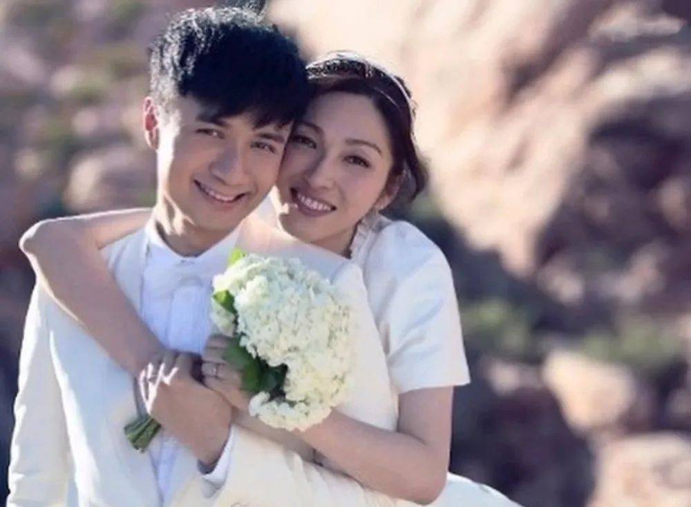 原创古巨基称老婆为女儿晒儿子与老婆对比照简直一模一样