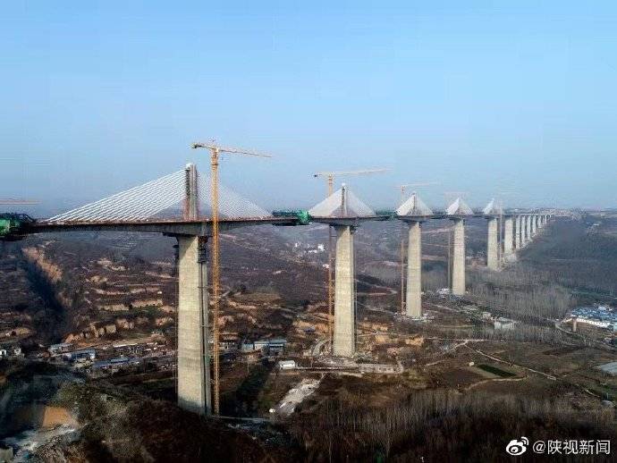 合铜高速王家河特大桥顺利合龙.