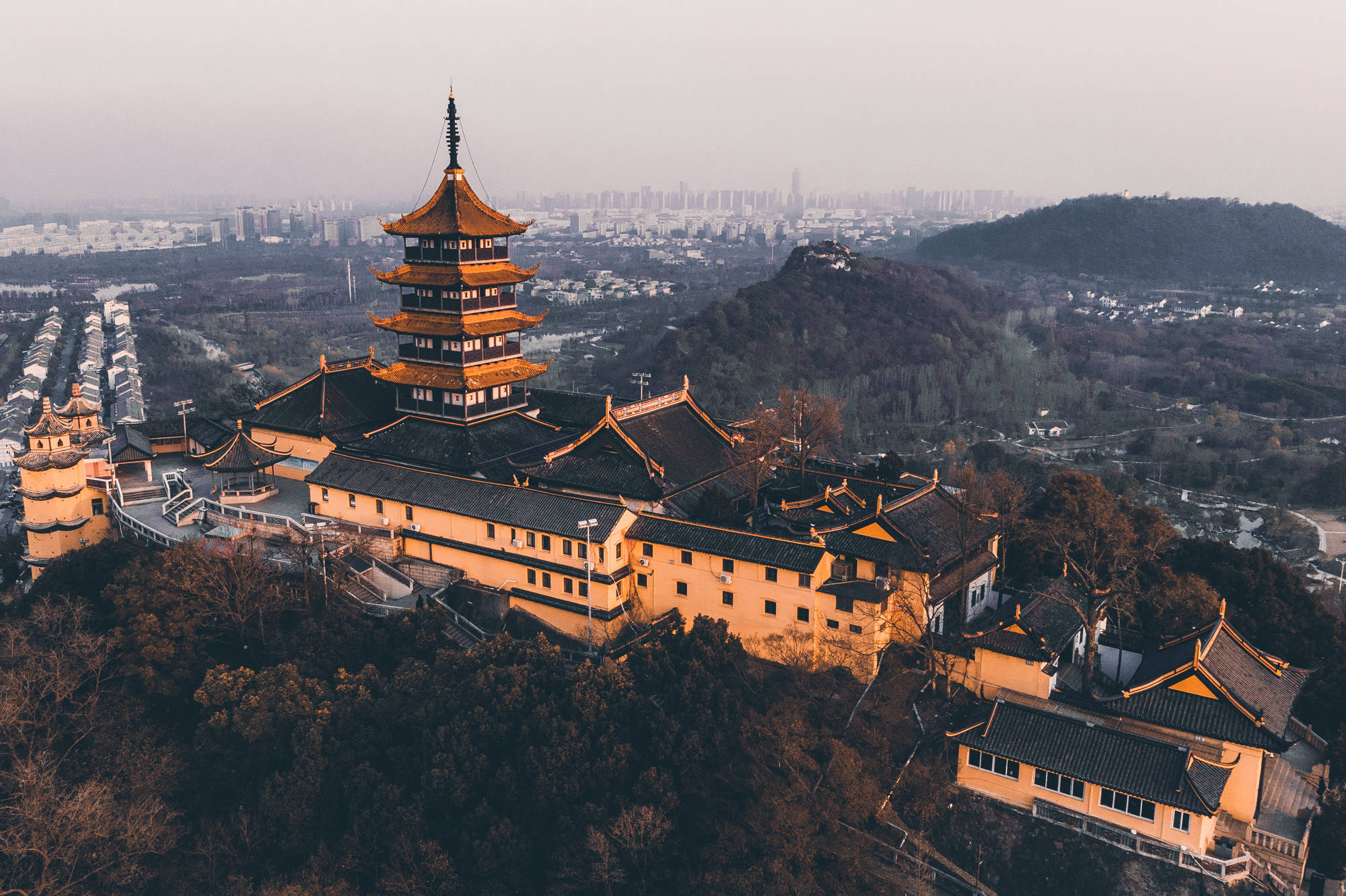 许多游客来狼山也是冲着山上的广教禅寺而来.