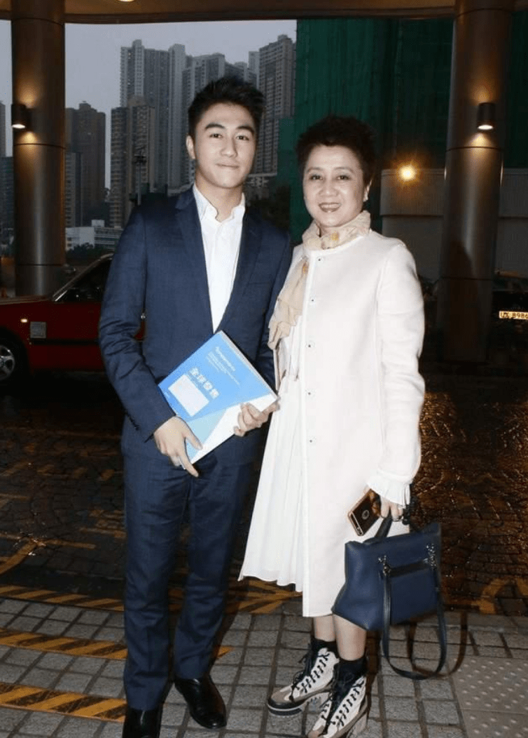 四太也赶时髦,大冬天还光腿配大衣,有儿女陪伴越发年轻自信_梁安琪