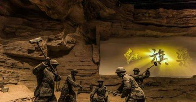 他原本是一名演员,参演了电影《敌后武工队》,《还乡》等,后来才开始