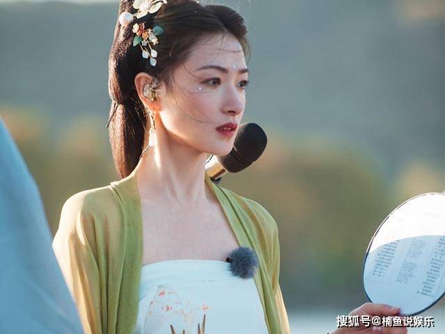 原创姐姐们古装扮相pk,张雨绮妩媚迷人,万茜出场瞬间惊艳了!
