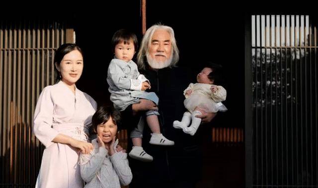 张纪中辟谣小娇妻怀三胎,一家五口和乐融融,网友:真段