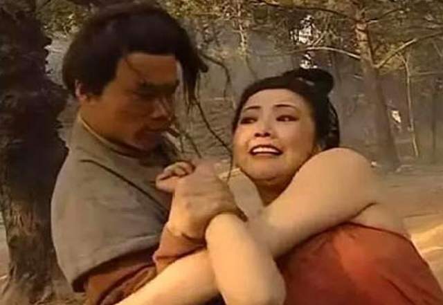 原创水浒传中当武松抱住孙二娘将她按倒在地时为何张青不帮忙